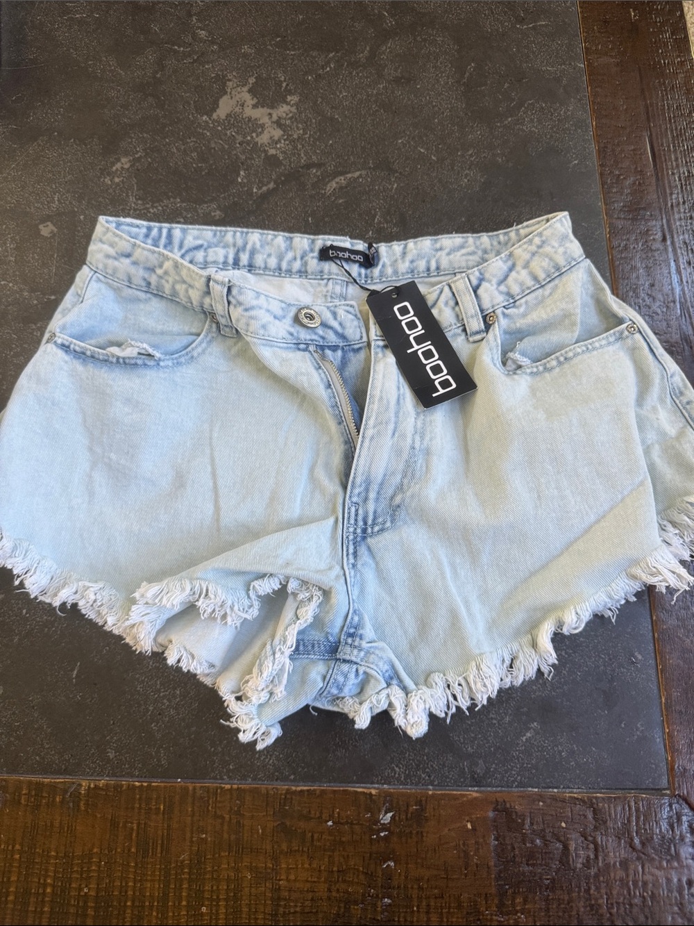 Boohoo Light Wash Distressed Frayed Hem Denim Shorts Size 10 NWT